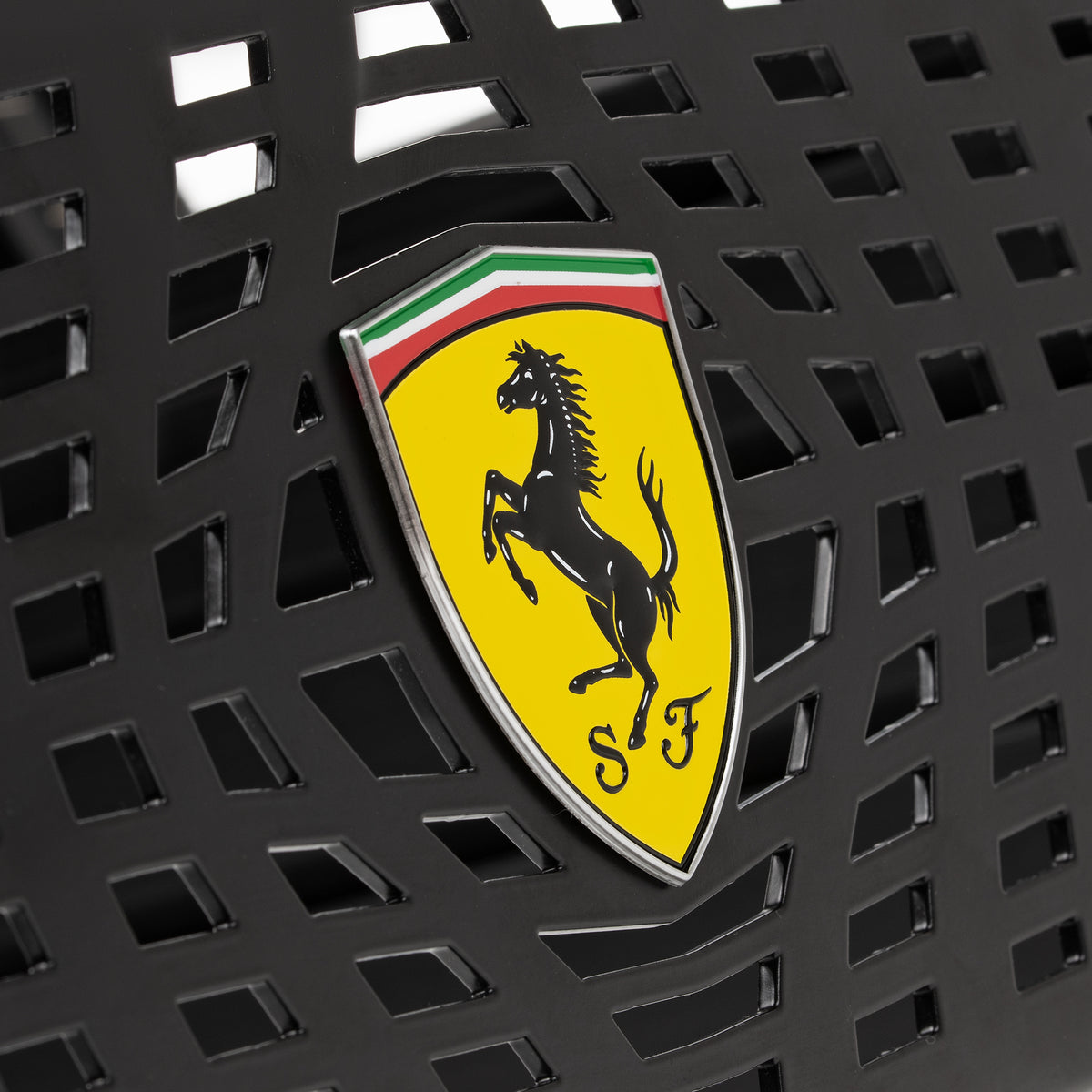 Next Level Racing F-GT Elite 160 Scuderia Ferrari Edition - closeup Ferrari logo