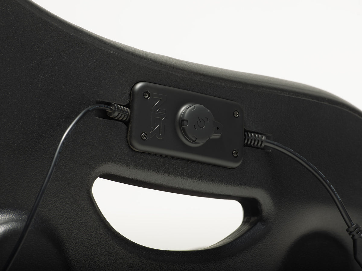 Next Level Racing ES1 Haptic Feedback Sim Racing Seat - controlmodule met draaiknop en aan- en uitschakelaar