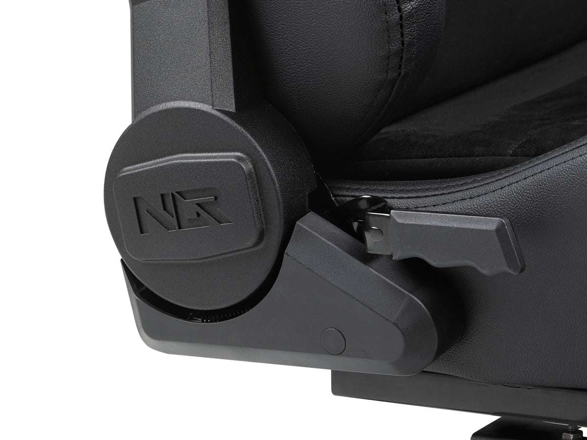 Next Level Racing GTRacer 2.0 Cockpit - close-up van hendel voor het verstellen van de rugleuning