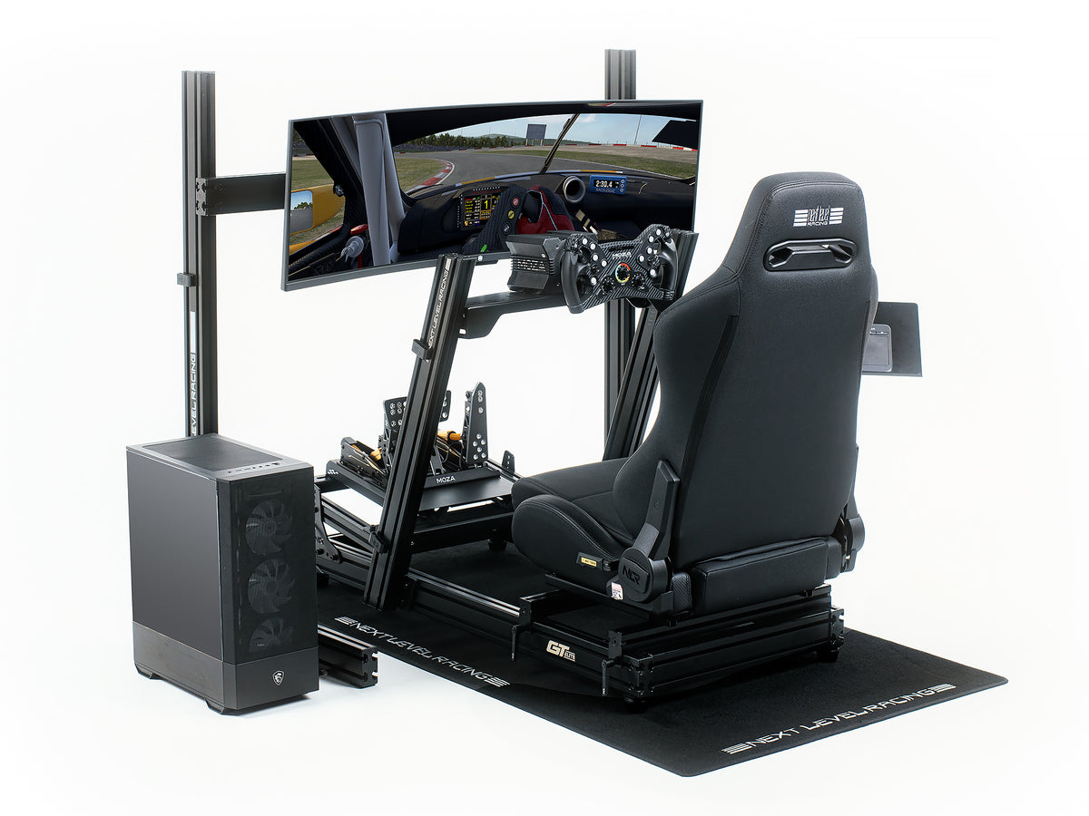Next Level Racing Premium XL Floor Mat - preview geplaatst onder een Next Level Racing GT Elite Wheel Plate Edition cockpit met een MOZA direct drive wheelbase, KS stuur, CRP pedalen, ERS3 stoel, 49 inch ultra-wide gaming monitor gemonteerd op de Elite Free Standing Single Monitor Stand en hiernaast een gaming pc