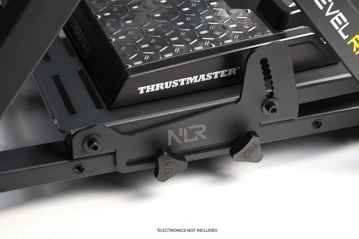 Next Level Racing Wheel Stand 2.0 - close-up van de pedaalbeugel met verstelmogelijkheden voor afstand en hoek
