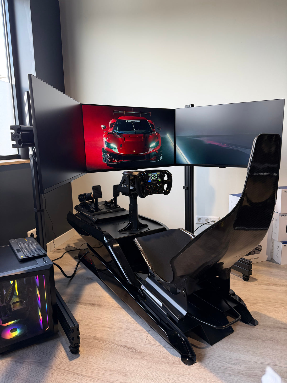 Simracingstore showroom simulator met Rest-Tech X1 cockpit, triple screen, MOZA R21 Ultra direct drive wheelbase, MOZA FSR2 formule stuur en MOZA mBooster active pedals