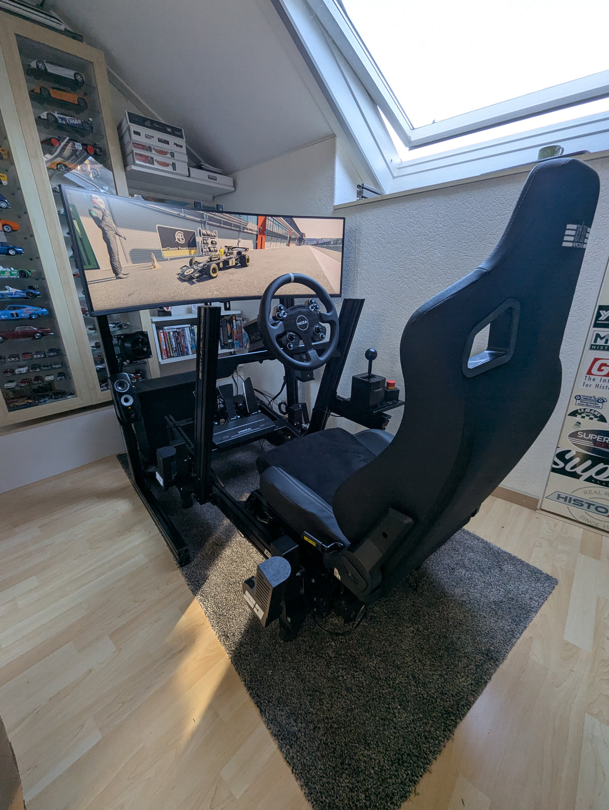 Simracingstore complete race simulator met Simrig 3 dof beweegsysteem, Next Level Racing GT Elite wheel plate edition cockpit met ERS4 stoel, Next Level Racing R12 V2 direct drive wheelbase, CS V2P stuur, SRP load-cell pedalen, HGP shifter en 49 inch ultra-wide gaming monitor