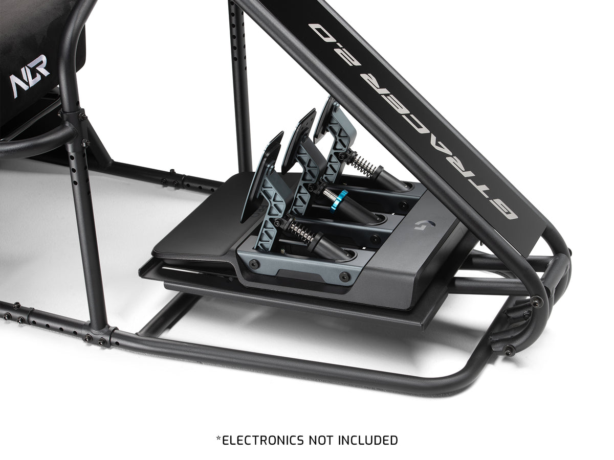 Next Level Racing GTRacer 2.0 Cockpit - close-up van de pedaalplaat met hierop gemonteerd Logitech pedalen