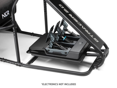 Next Level Racing GTRacer 2.0 Cockpit - close-up van de pedaalplaat met hierop gemonteerd Logitech pedalen
