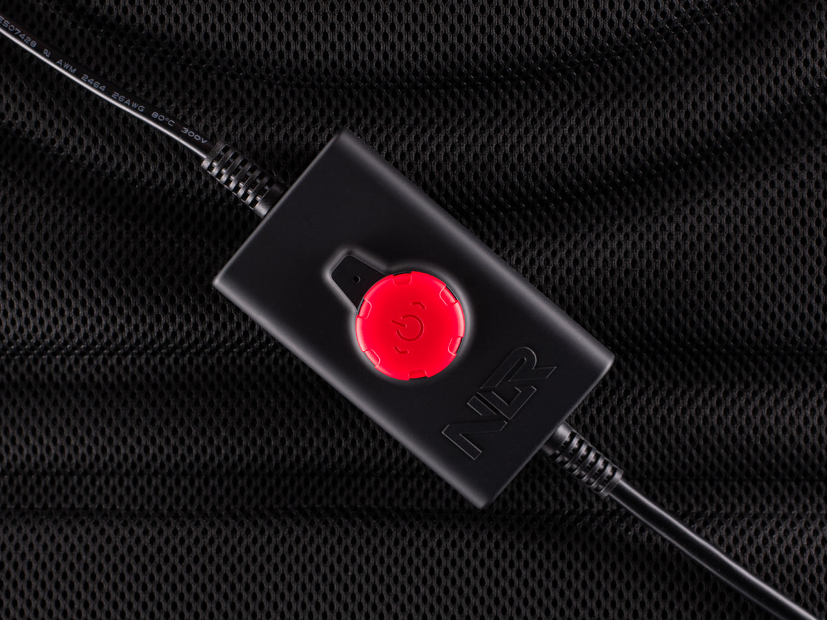 Next Level Racing HF8 Pro Haptic Feedback Pad - close-up van de controller met draaiknop voor intensiteit en aan-/uitschakelaar