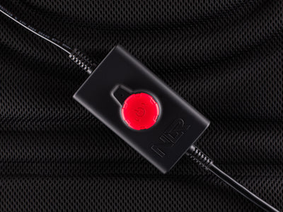 Next Level Racing HF8 Pro Haptic Feedback Pad - close-up van de controller met draaiknop voor intensiteit en aan-/uitschakelaar