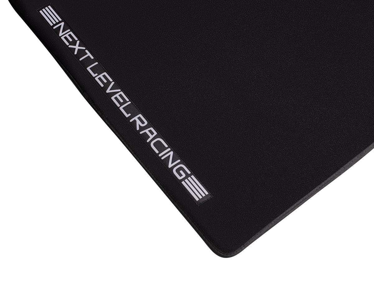 Next Level Racing Premium XL Floor Mat - close-up van materiaal en Next Level Racing logo