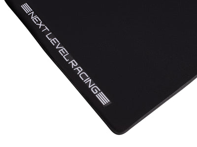 Next Level Racing Premium XL Floor Mat - close-up van materiaal en Next Level Racing logo