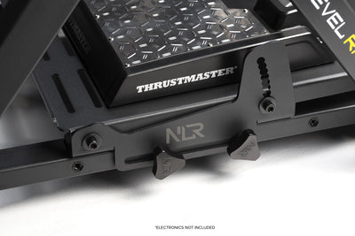 Next Level Racing Wheel Stand 2.0 - close-up van de pedaalbeugel met verstelmogelijkheden voor afstand en hoek