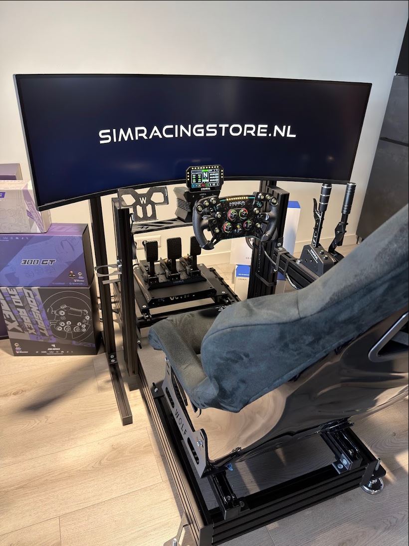Simracingstore complete simulator met Wolf Racing Alpha 40-120 cockpit, MOZA R12 V2 direct drive wheelbase, MOZA GS V2P stuur, MOZA CM2 dashboard, MOZA CRP2 pedalen en 49 inch ultra-wide gaming monitor