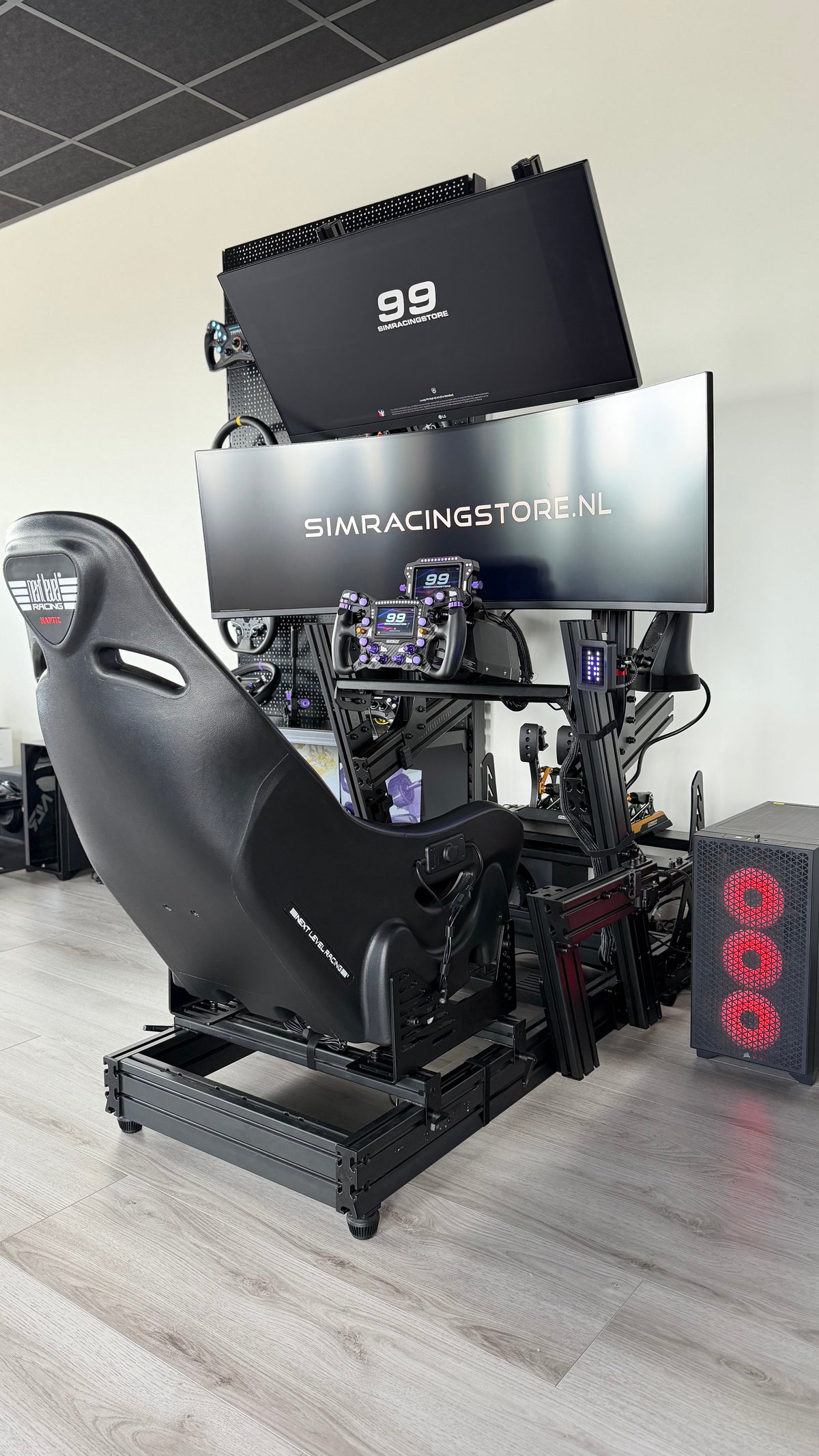 Simracingstore showroom simulator met Next Level Racing F-GT Elite wheel plate edition cockpit, Conspit Ares 20Nm platinum direct drive wheelbase, Conspit MAX01 formule stuur, Conspit CPP Evo pedalen, ES1 haptic stoel, 49 inch ultra-wide gaming monitor en 34 inch ultra wide overhead monitor