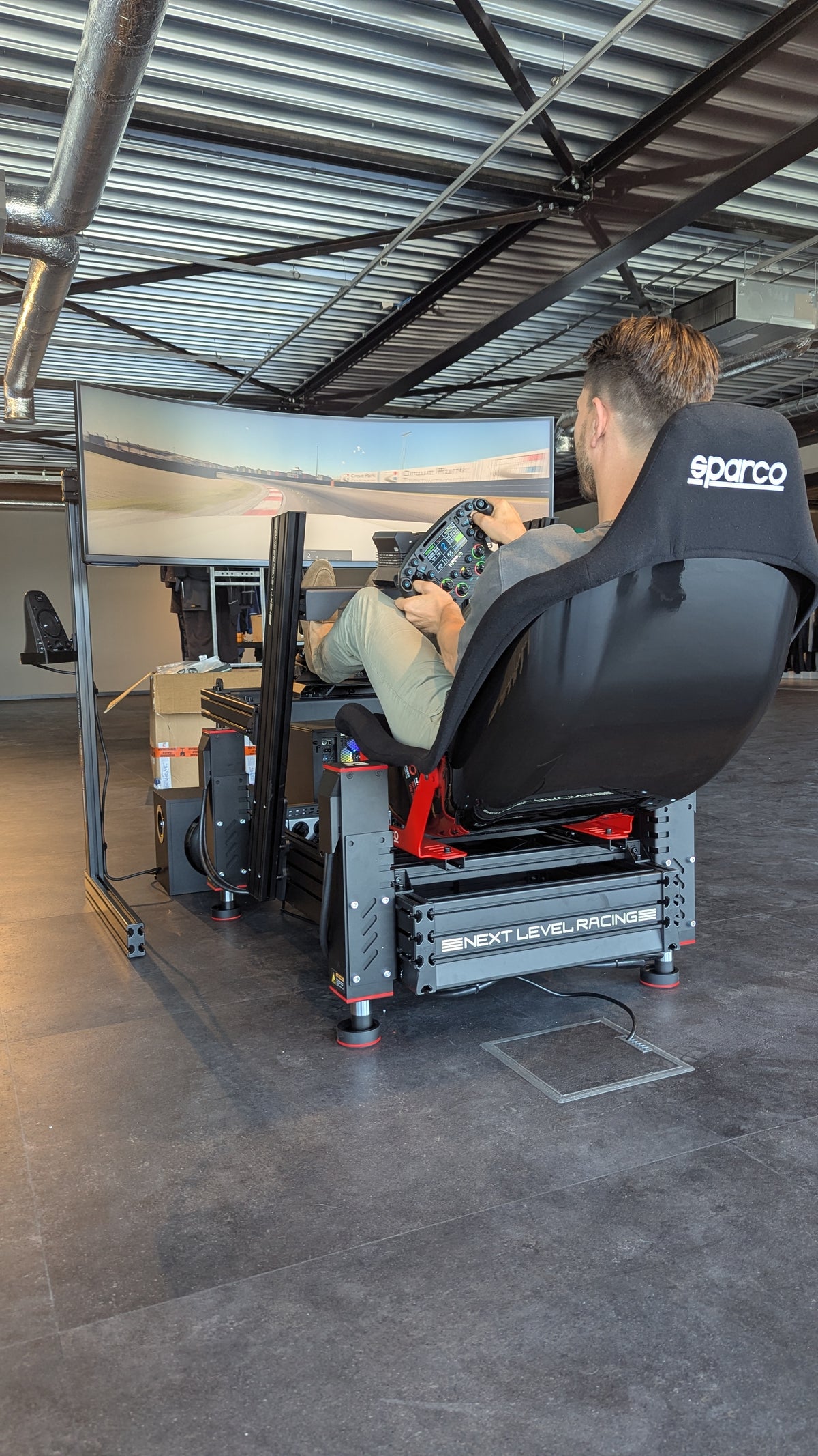 Simracingstore complete race simulator met Qubic System QS-220 3-dof motion system, Next Level Racing F-GT Elite 160 wheel plate edition cockpit, Sparco GP formule stoel, MOZA R12 V2 direct drive wheelbase, FSR2 formule stuur en 49 inch ultra-wide gaming monitor