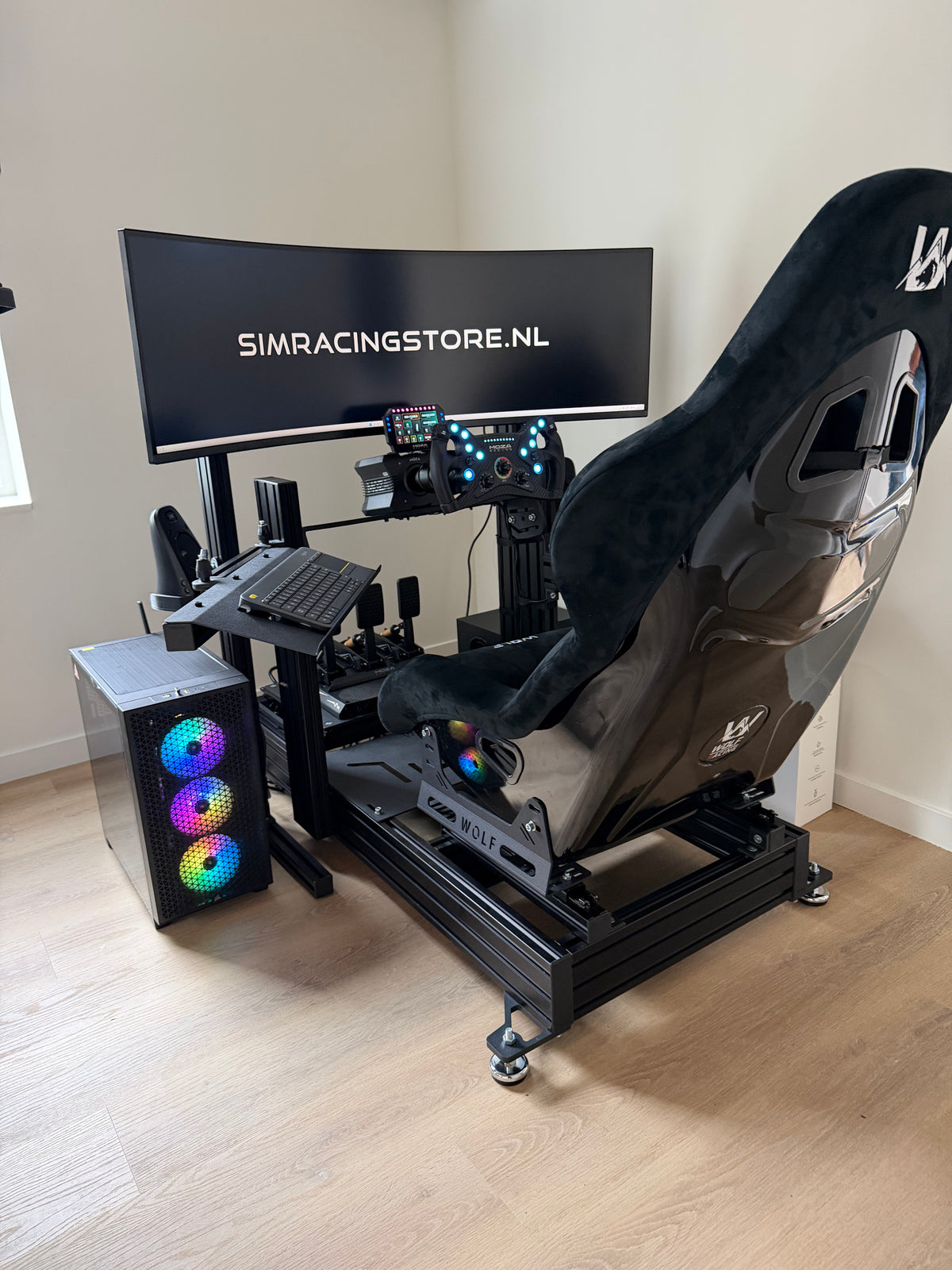 Simracingstore complete race simulator met Wolf Alpha 40-120 cockpit, Wolf Boru stoel, MOZA R12 V2 direct drive wheelbase, KS stuur, CM2 dashboard, CRP2 load-cell pedalen en 49 inch ultra-wide gaming monitor